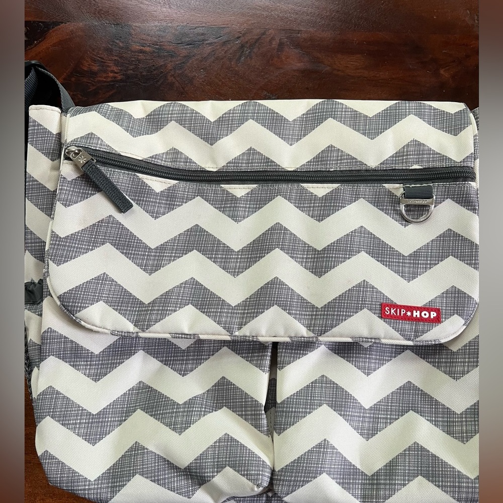 Skip Hop Dash Signature Diaper Bag Gray & White Chevron Messenger Diaper Bag